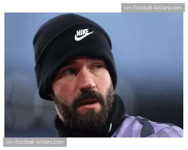 利物浦官方确认，阿利松腿筋轻微拉伤，将缺席未来两周比赛