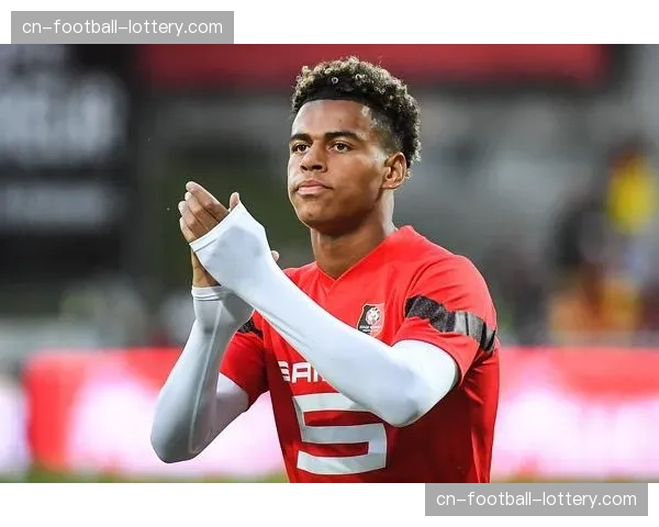 聚焦雷恩边锋杜埃，他是联赛中反击推进速度最快的球员之一